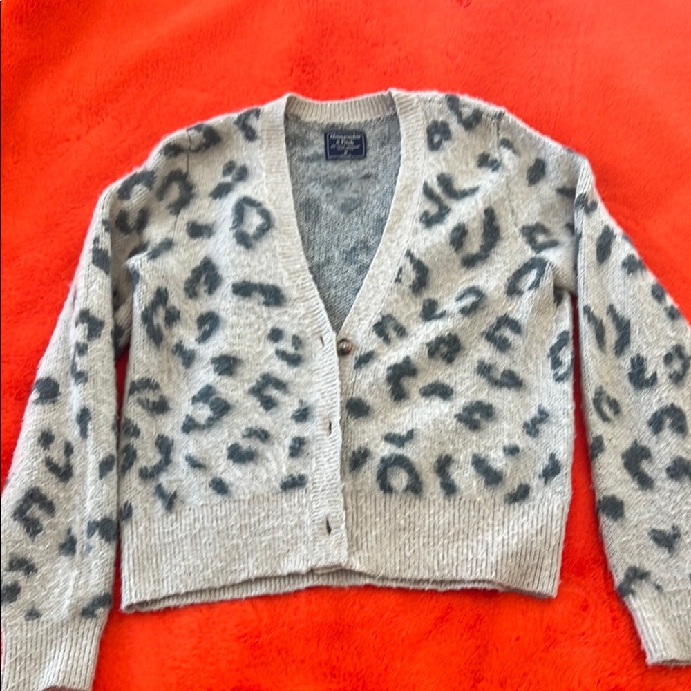 ABERCROMBIE Leopard Print Gray Cardigan Sweater